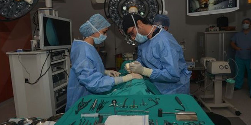Türk doktorun yaptığı ameliyatı, 350 yabancı doktor izledi