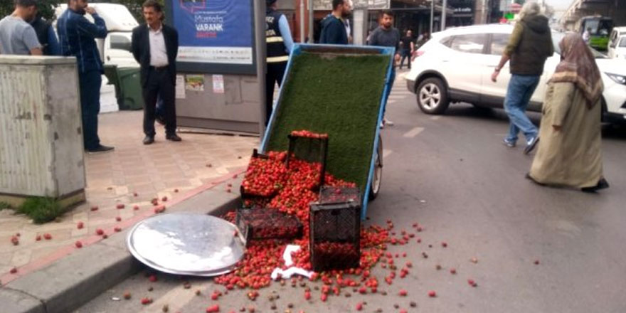 Seyyar satıcı, zabıtaları görünce çileklerini yola saçtı