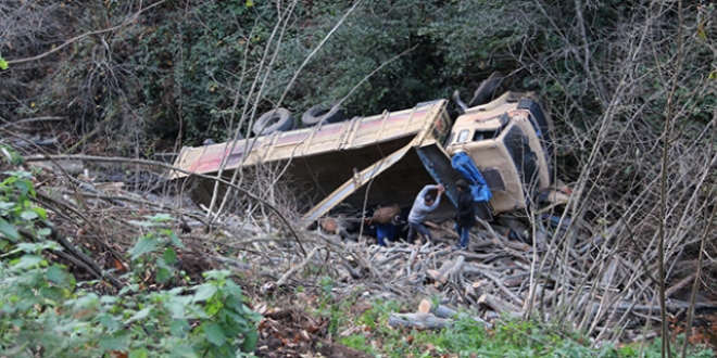 Kongo Demokratik Cumhuriyeti'nde yolcu taşıyan kamyonun uçuruma yuvarlanması sonucu en az 15 kişi öldü