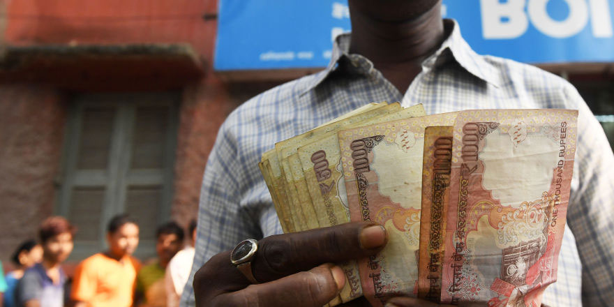 Hindistan’da gökten ‘para yağdı’