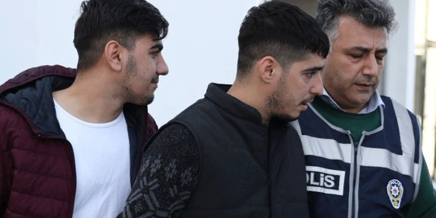 Adana Sıfır Bir dizisi oyuncuları 2 kişiyi ciğer şişiyle kovaladı