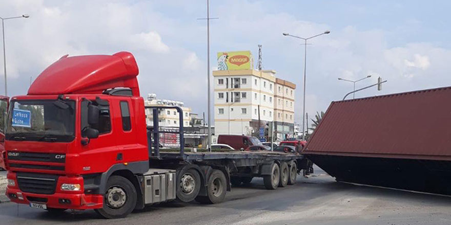 Tır üstündeki konteyner yola düştü