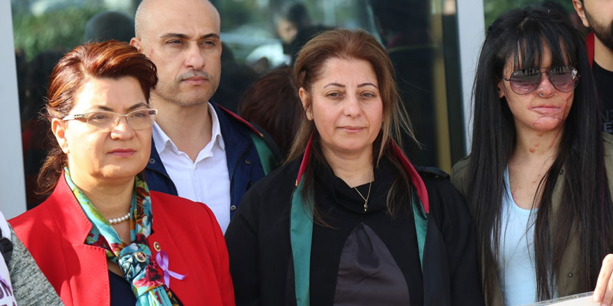 Yüzüne asit atılan Berfin duruşmaya ilk kez katıldı!