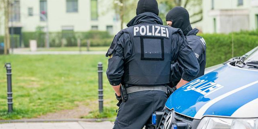 5 Alman polis memuruna disiplin soruşturması