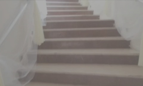 Üç gündür merdiven boşluğunda uyuyor