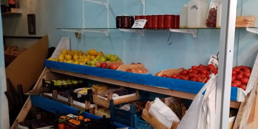 Girdiği manavda para bulamayan hırsız, meyve ve sebzelerin üzerine zeytinyağı döktü