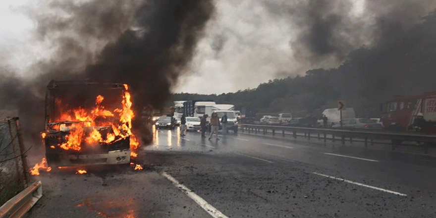 İstanbul'da, onlarca yolcuyu taşıyan minibüs alev aldı