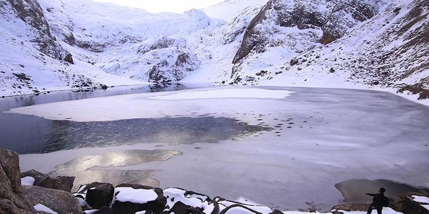 Bolkar’daki buzul göllerinin kış güzelliği büyülüyor