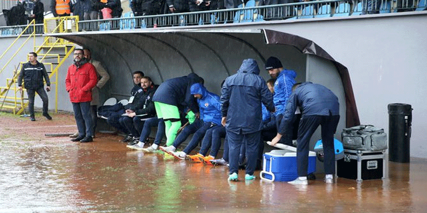 Hekimoğlu Trabzon-Başakşehir maçında yedek kulübesini su bastı