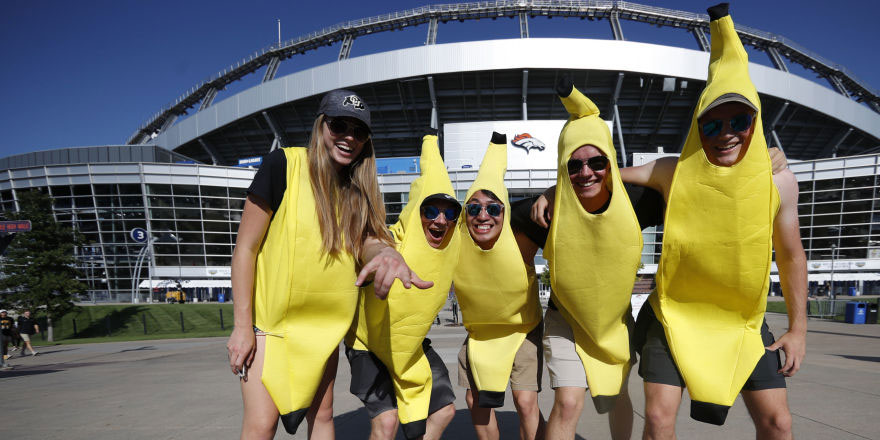 Ünlü İtalyan sanatçı Cattelan’ın 'duvara bantlanmış muz' çalışması 120 bin dolardan satışa sunuldu