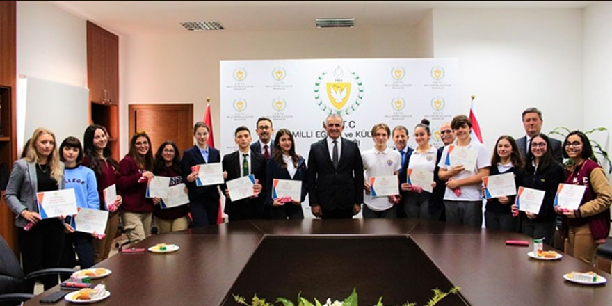 Bakan Çavuşoğlu, IGCSE – GCSE ve A-level sınavlarında dereceye giren öğrencileri kabul etti