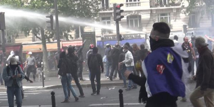 Fransa'da polis eylemcilere tazyikli su ve biber gazı ile müdahale etti