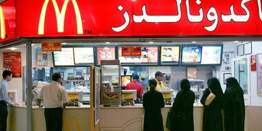 Suudi Arabistan'da kadınlar artık restoranlara erkeklerle aynı kapıdan girebilecek