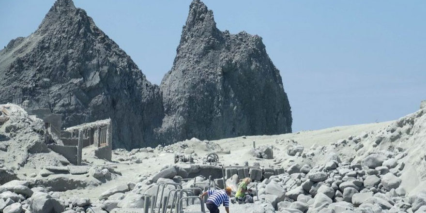 Yeni Zelanda'da yanardağ patladı