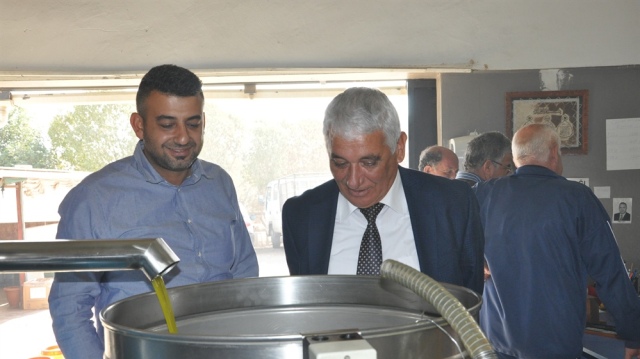 Özçınar bölgedeki zeytinyağı fabrikalarını ziyaret etti
