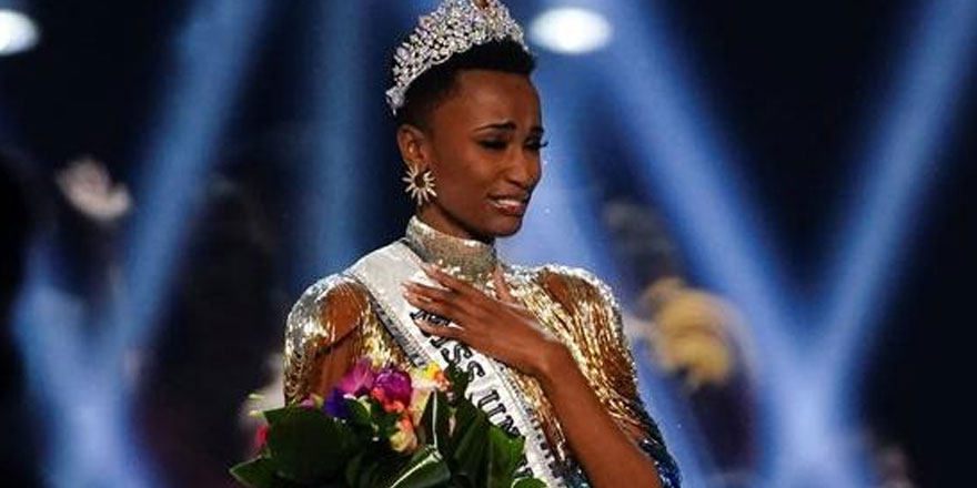 Zozibini Tunzi 2019 Kainat Güzeli seçildi, ilk Afro saçlı kadın unvanını elde etti
