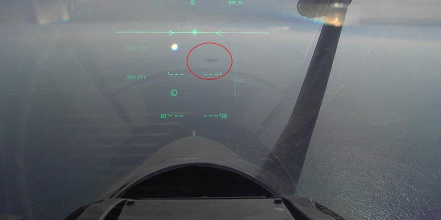 Yunan pilot Türk savaş gemisine kilitlendi!