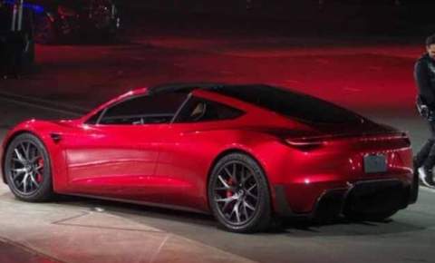 Elon Musk elektrikli kamyon ‘Tesla Semi’ ve ‘en hızlı otomobil’i tanıttı