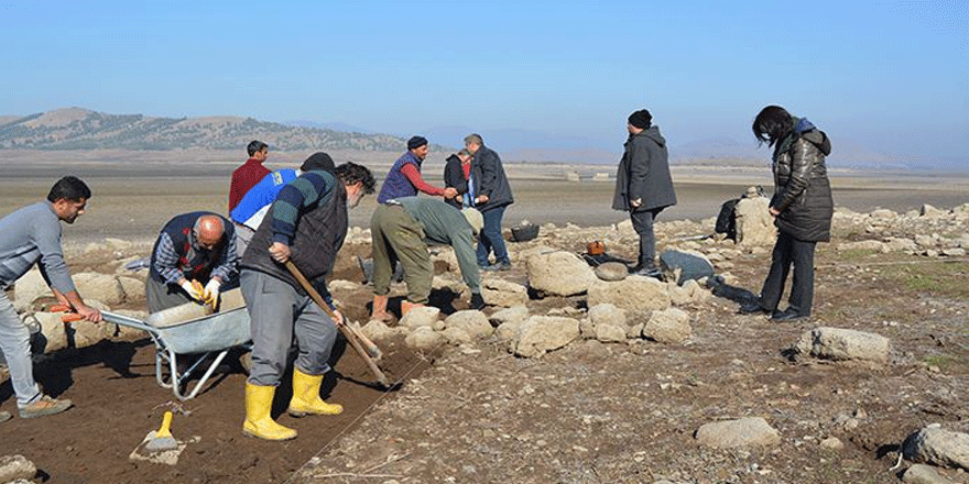 Su seviyesi düştükten sonra ortaya çıktı