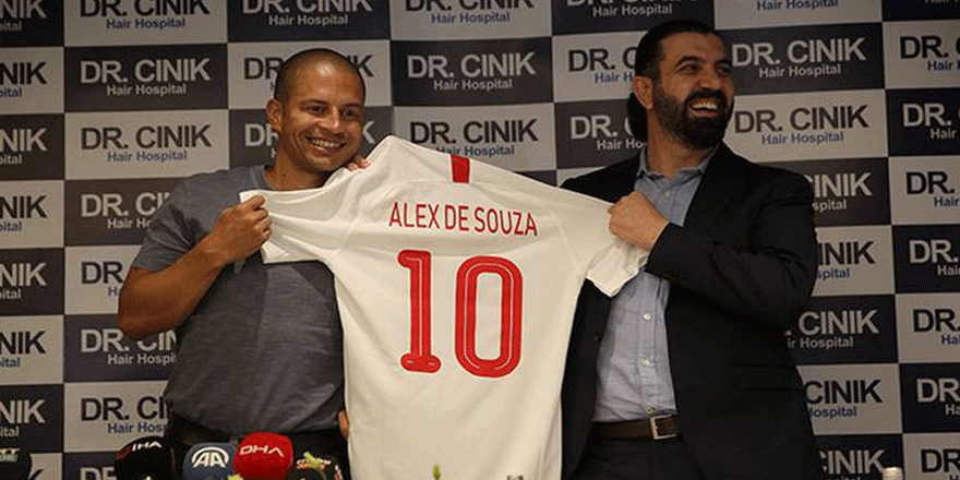 Türkiye Milli Takımı'nın 10 numaralı formasını giyen Alex, Hakan Çalhanoğlu'na takıldı
