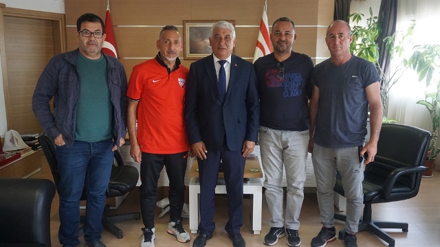 Londra Türk Toplumu Masterleri, Güzelyurt Belediye Başkanı Özçınar’ı ziyaret etti