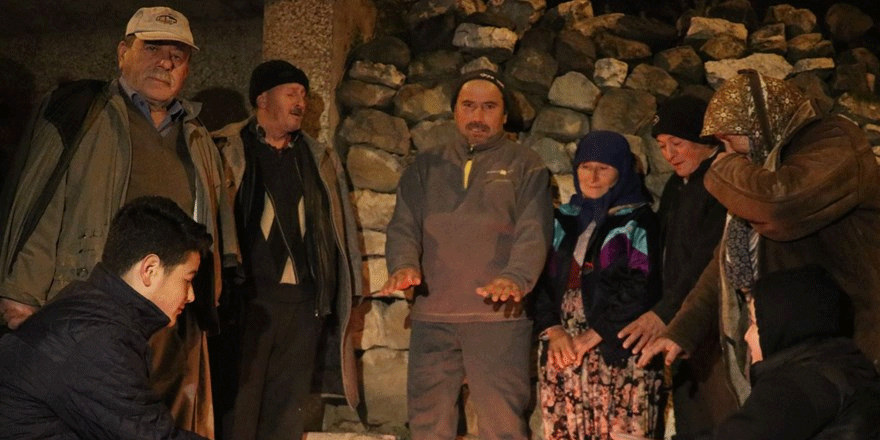 Depremin merkez üssünde vatandaşlar geceyi sokakta geçiriyor