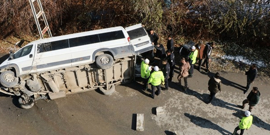Özel harekat polislerini taşıyan minibüs devrildi: 3 yaralı