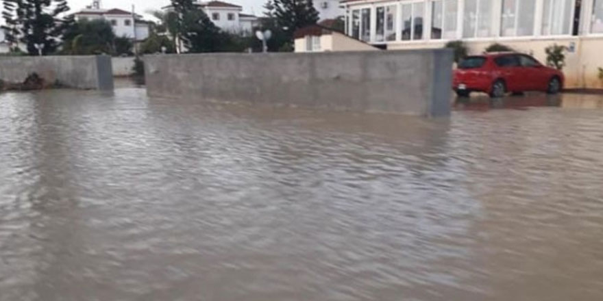 İskele’de ev ve işyerleri sular altında