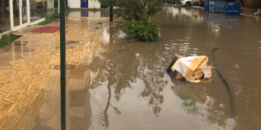Yağışlar Mağusa'daki hayatı  felç etti