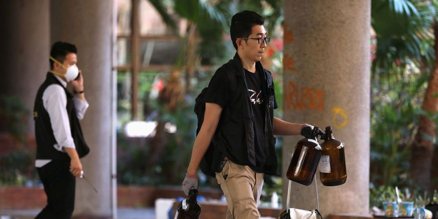 Hong Kong polisi sosyal medyada duvara bantlanmış gaz kapsülü fotoğrafı paylaştı