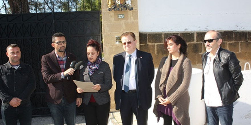 “Türk öğrencilere ödülleri Kuzey Kıbrıs’taki İngiliz konsolosluğunda verilmelidir”
