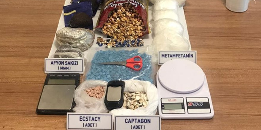 Uyuşturucuyu şeker kaplı kuruyemişin içine saklamışlar