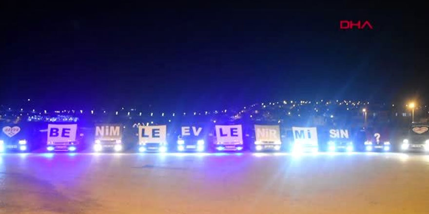 Modifiyeli araç tutkunundan sürpriz evlilik teklifi