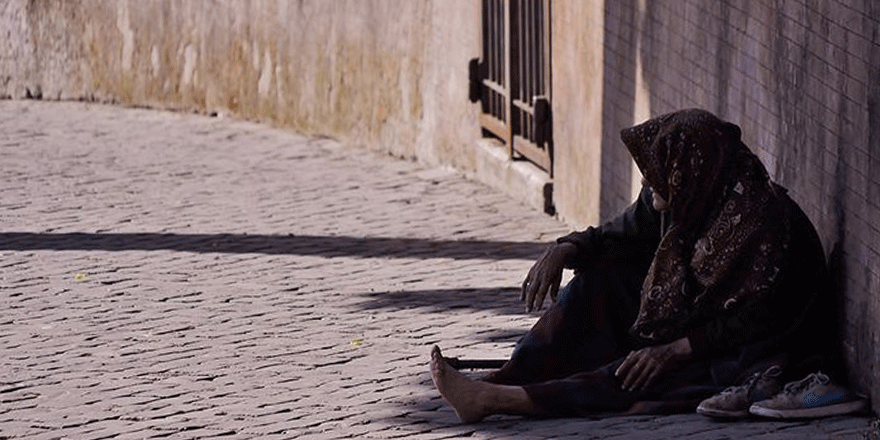 Muhabir dilenci kılığına girdi