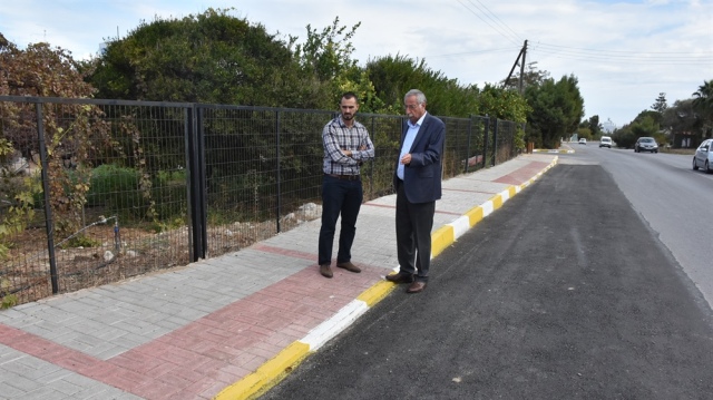 Karaoğlanoğlu yolunda kaldırım, bordür boyama ve genişleyen yolun asfaltlanmasıyla ilgili çalışmalar tamamlandı