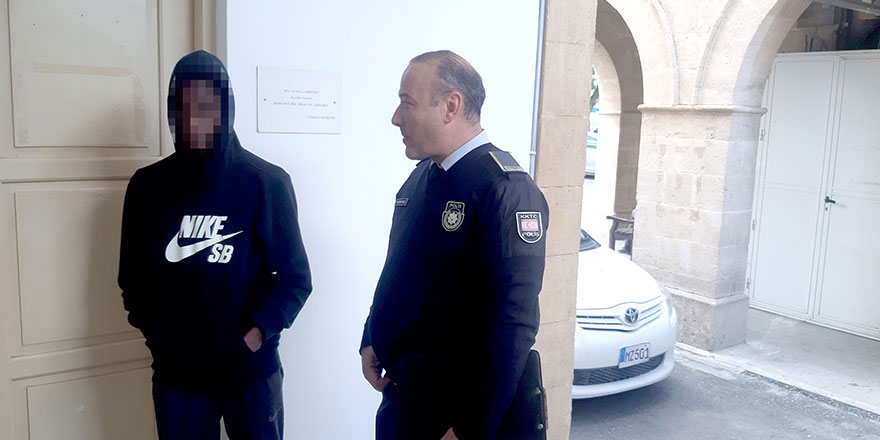 Araba çaldı, kaza yaptı, kaçtı