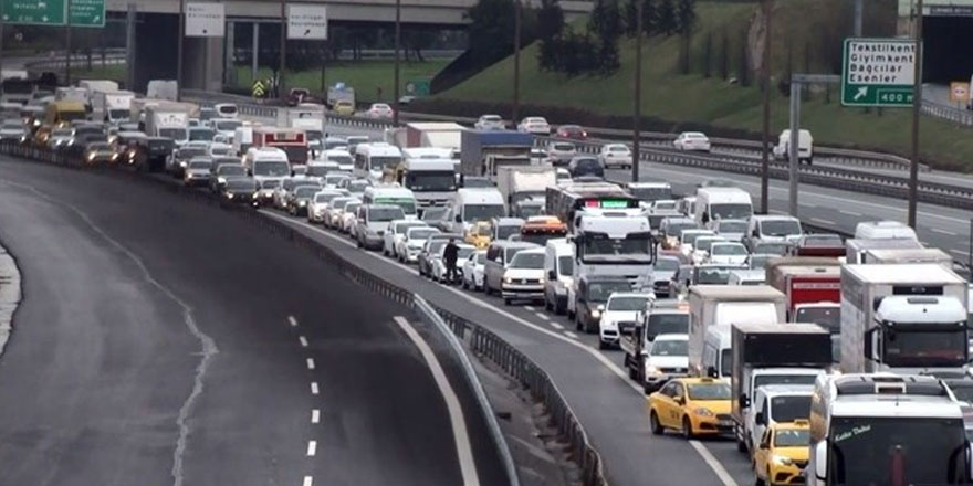 TEM'deki intihar girişimi trafiği kilitledi