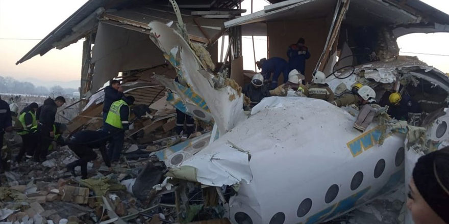 Kazakistan'da yolcu uçağı düştü: 12 ölü