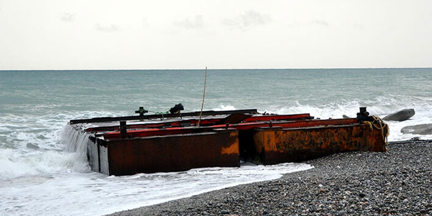 Dev dalgalar, tonlarca ağırlıktaki platformu sahile vurdurdu