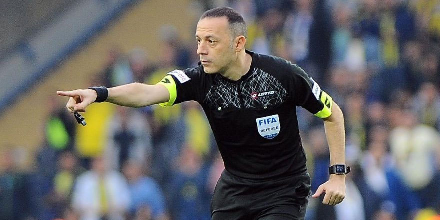 Sahada Cüneyt Çakır, VAR’da Koray Gençerler