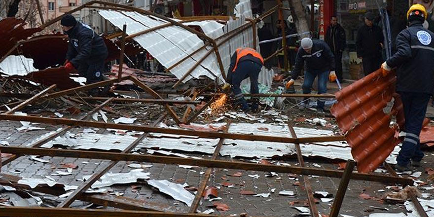 Çanakkale'de fırtına çatıyı uçurdu! İstanbul'da fırtına bekleniyor