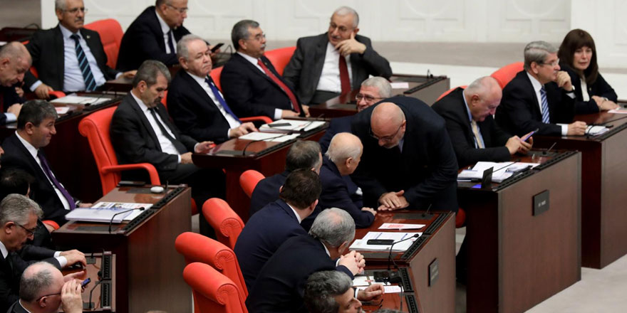 Meclis'te Libya tezkeresinden daha çok konuşulan görüntü