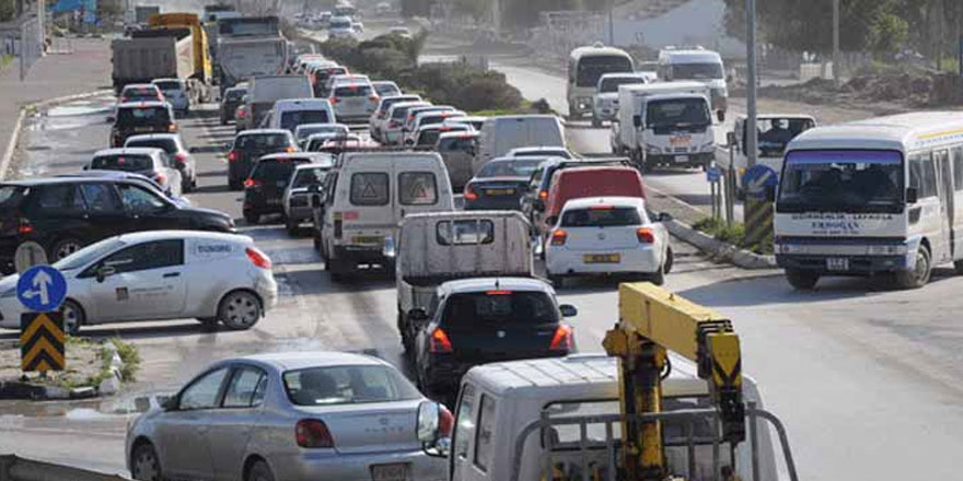 Elde yazılan eski sistem araç ruhsatları değişiyor