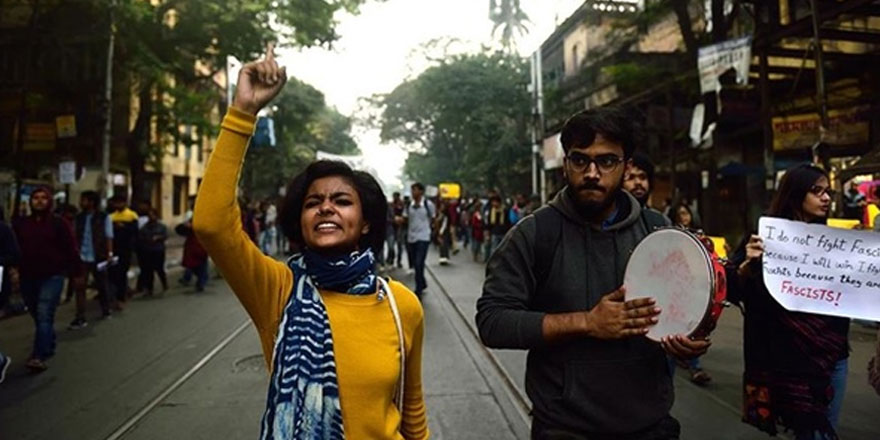 Hindistan'da Üniversiteye düzenlenen saldırı protesto edildi