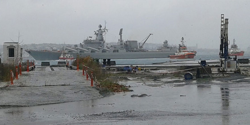 Rus savaş gemisi Kabataş'a yanaşırken sürüklendi