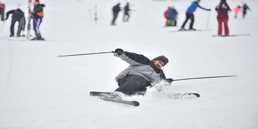 Kar kalınlığının 78 santimetreye ulaştığı Uludağ'da boş otel kalmadı