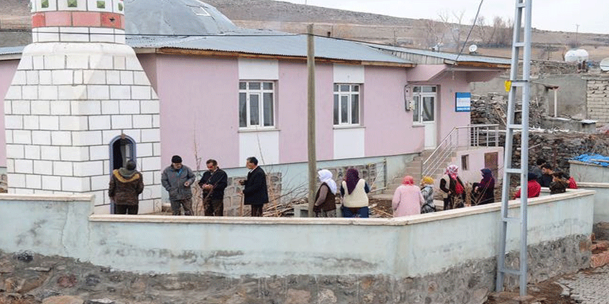 Köylüler telefon görüşmesi yapabilmek için minare önünde sıraya giriyor