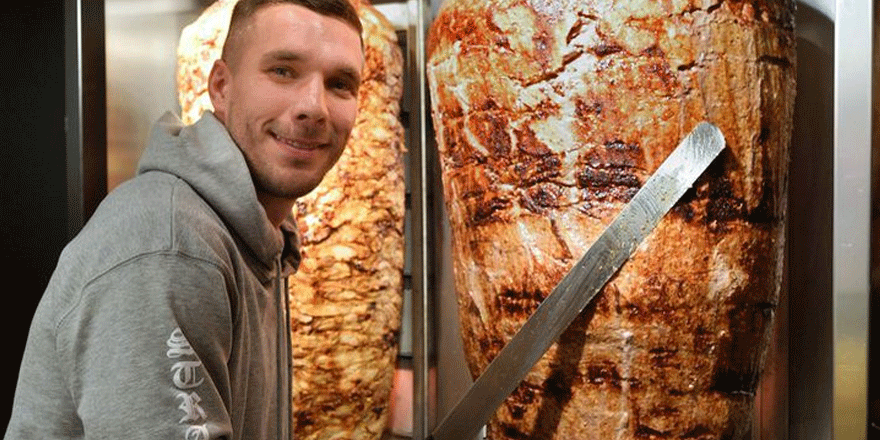 Lukas Podolski, Çaykur Rizespor'a transfer olacağı iddiasını çayla yalanladı