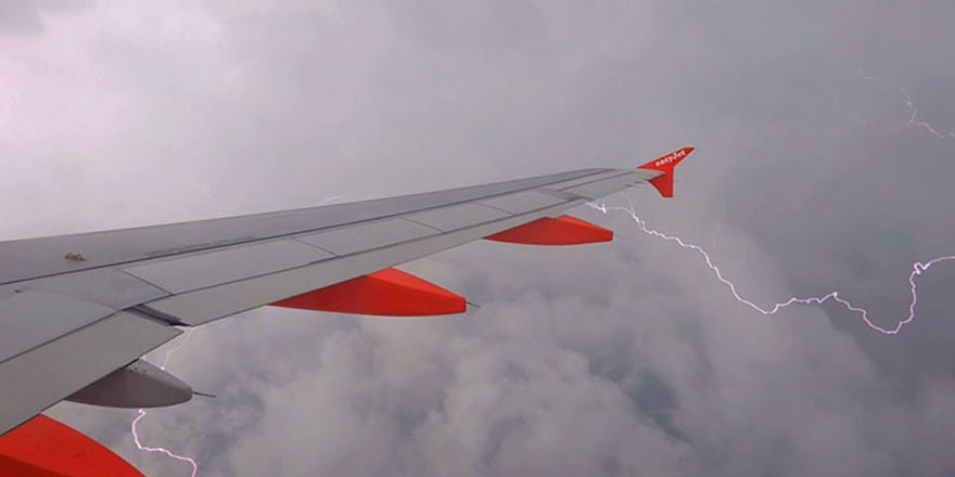 İnişe geçen uçağa yıldırım çarptı