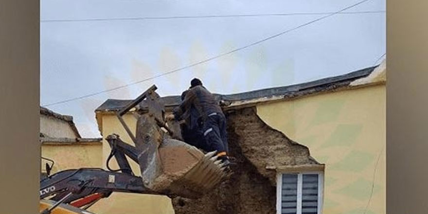 İskele'de evin duvarı çöktü